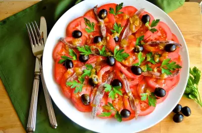 Салат с помидорами анчоусами и маслинами ensalada de tomate con anchoas y olivas