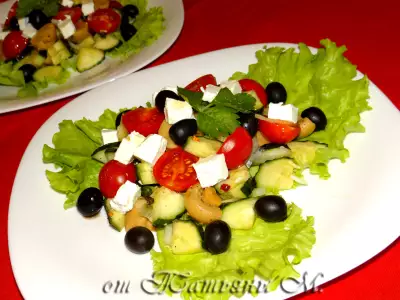 Легкий салат с овощами, шампиньонами и фетой