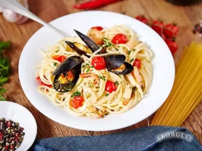 Спагетти с морепродуктами и томатами черри