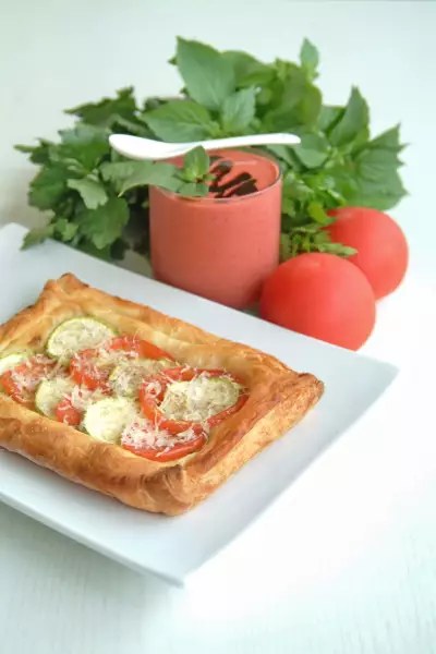 Клубнично-томатный смузи и легкий летний тарт с овощами
