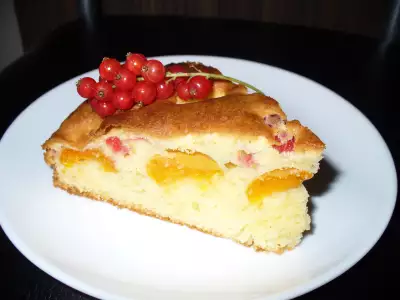 Пирог  " шалунья " (с абрикосами и смородиной)