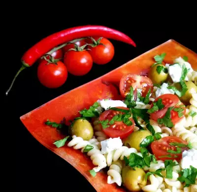 Средиземноморский салат с пастой