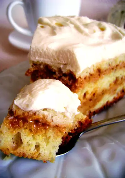Бисквитный миндальный торт с итальянской белковой глазурью. воскресный обед в итальянском стиле. фм.