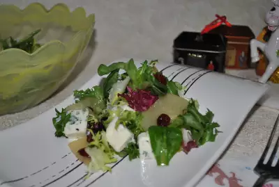 Салат с карамелизированной грушей, сыром и клюквой
