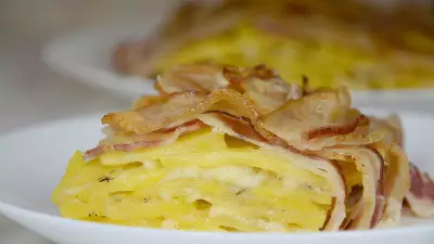 Картошка с беконом и сыром в духовке. картофельный "мильфей"