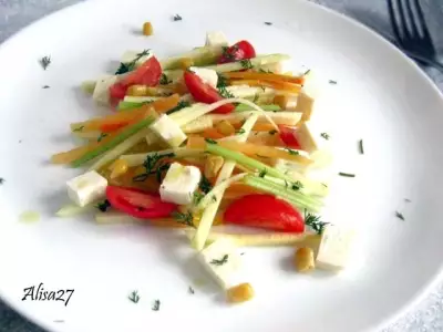 Салат из овощей с сыром фета и заправкой из оливкового масла