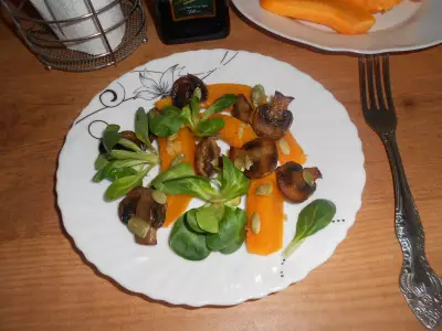 Пикантный салат с тыквой и грибами
