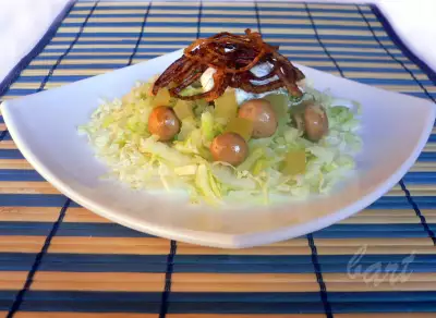 Салат с редькой под луковыми чипсами