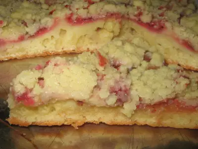 Пирог бисквитный с клубникой.