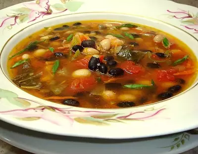 Постный суп с черной и белой фасолью,помидорами и перцем чили