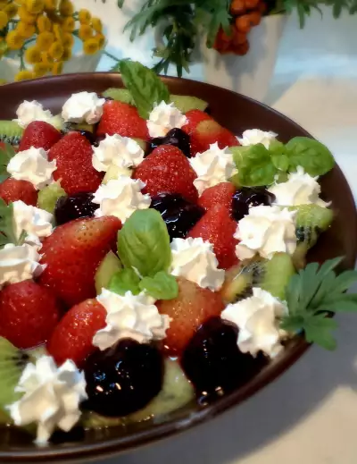 Легкий десерт с фруктами, ягодами, сливками и конфитюром  darbo!