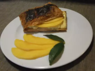 Пирожное из слоёного теста с кремом и манго.("mango mille feuille")