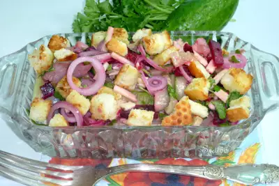 Салат с сельдью маринованным луком и сухариками новый яркий незабываемый вкус