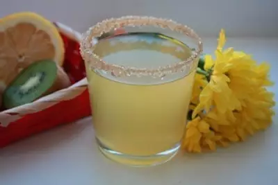 Освежающий мятный напиток с лимоном и киви