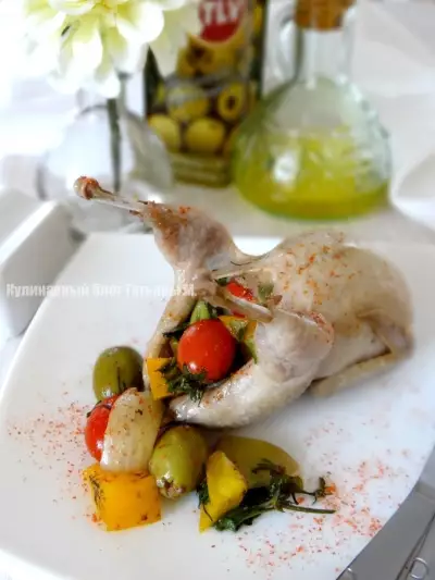 Перепелка, фаршированная овощами и оливками с ароматом шиповника на пару