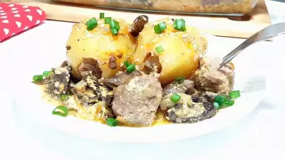 Фаршированный картофель с мясом и грибами в сливочном соусе