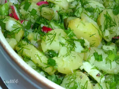 Тёплый салат из молодого картофеля, свежих и маринованных овощей для леночки ( mama elena)