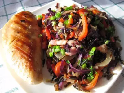 Тёплый салат с диким рисом и куриным филе