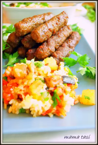 Чевапчичи (мясные колбаски) и джувэч (запеченное овощное рагу с рисом). балканская кухня.