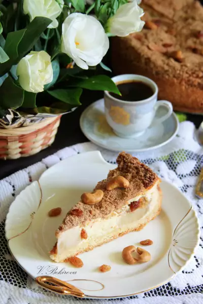 Творожный пирог с яблоками ,орехами и изюмом