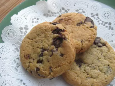 Chocolate chip cookies (thin, chewy &amp; puffy)