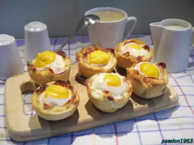 Тостовые маффины с яичницей завтрак в американском стиле