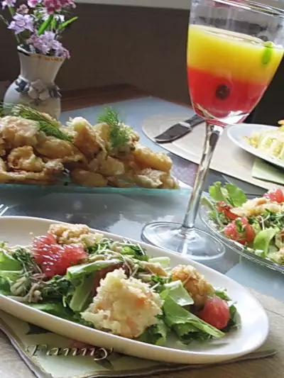 Салат с темпурой из лосося и коктейль "санрайз" по-русски - ужин в стиле "фьюжн"