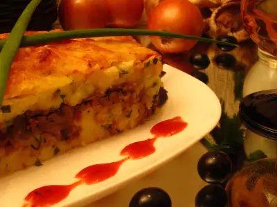 Картофельная запеканка с грибами, фаршем, помидорами и сыром