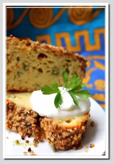 Кекс-суфле из кабачка с сыром под корочкой из грецких орехов и кориандра