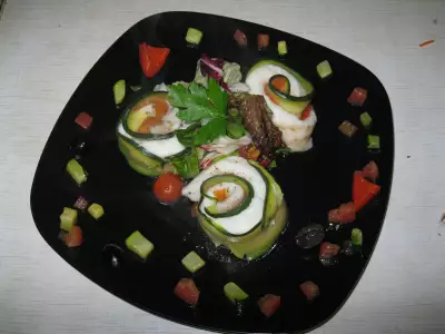 Рулетики из морского языка с овощным рататуем и листовым салатом