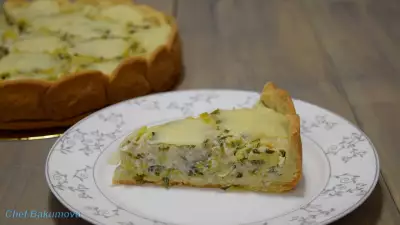 Луковый пирог с моцареллой и зеленью.