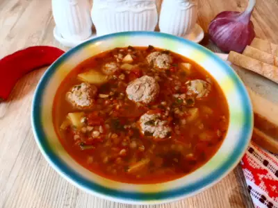 Томатный суп с гречкой и тефтелями