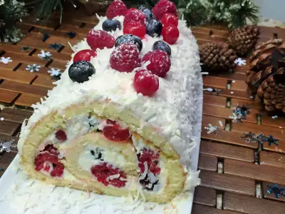 Новогодний торт - рулет "ягоды на снегу" простой рецепт.