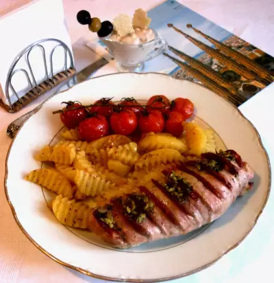 Свиная вырезка с ароматным маслом,чоризо и пикантным соусом с бальзамико