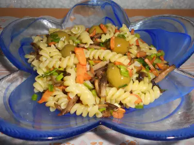 Салат с фузилли шампиньонами морковью и оливками