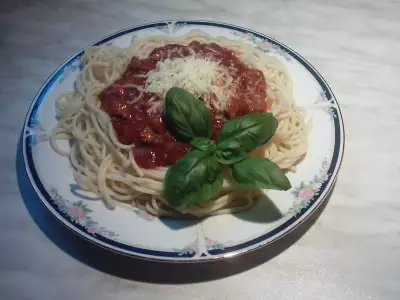 Спагетти в сочетании с томатным соусом болонез