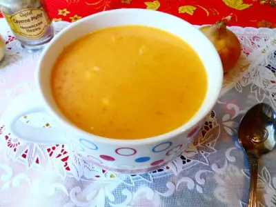 Суп пюре из моркови с сыром.
