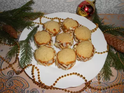 Домашнее печенье с вареной сгущенкой и миндальными лепестками