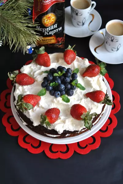 Праздничный торт зимняя сказка с сырным кремом и свежими ягодами