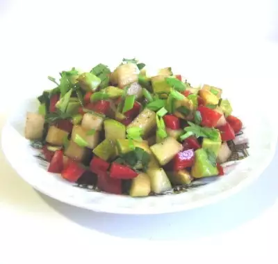 Салат с авокадо и овощами под соусом винегрет