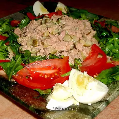 Салат с тунцом руколой и соленым огурцом