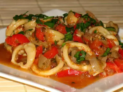 Кальмары с томатами на греческий манер kalamarakia me tomata