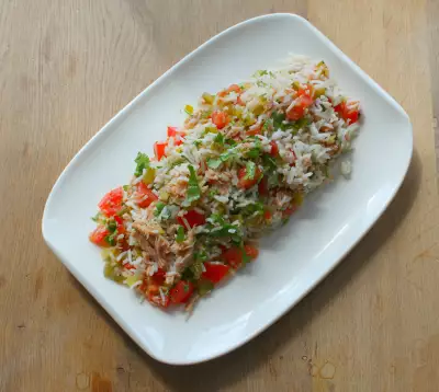 Салат с рисом и тунцом под пикантной заправкой