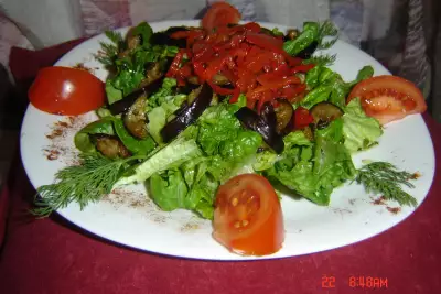 Салат из жаренных баклажан с маринованным перчиком