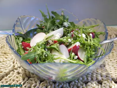 Салат из руколы и редиски с зернистым творогом весна