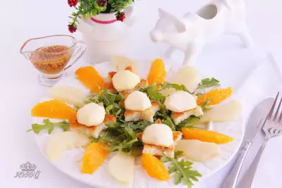 Теплый салат с грушами и гренками