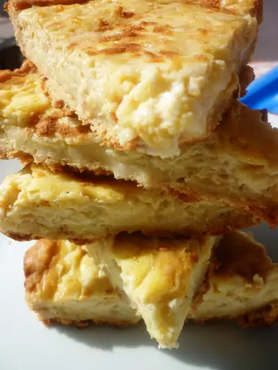 Простой и вкусный луково-сырный пирог с яблочной ноткой