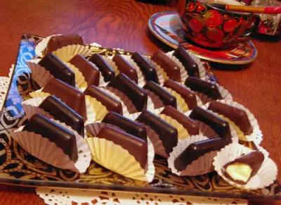 Конфеты шоколадные несладкие "наша жизнь" и полусладкие "скажи, чииииз", а также бонусная шоколадка