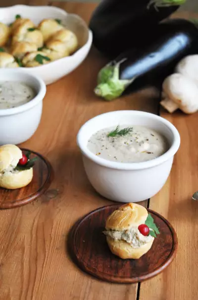 Крем-суп из шампиньонов с закусочными профитролями а-ля «баба гануш»