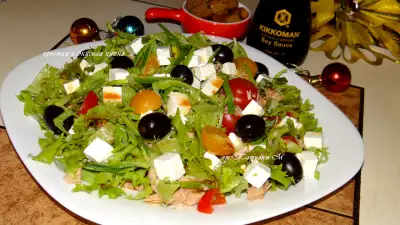 Лёгкий салат с тунцом, овощами и пикантной заправкой